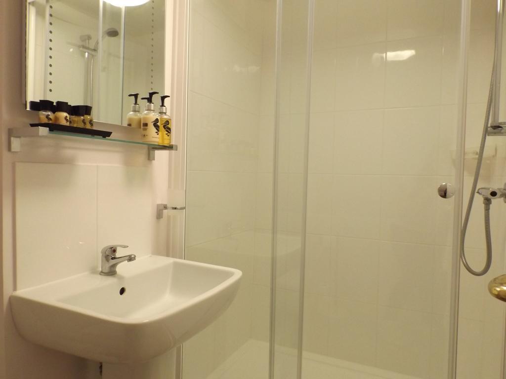 Old Riverview Guest House إيرث الغرفة الصورة